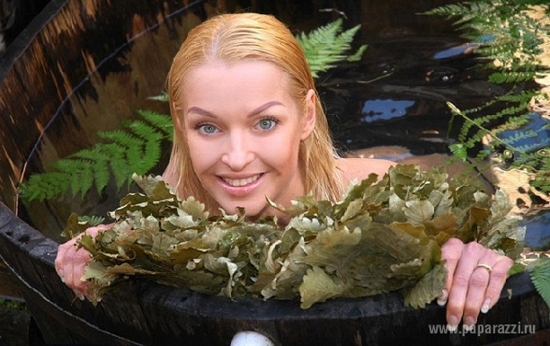 Анастасия Волочкова вновь фотографируется в бане