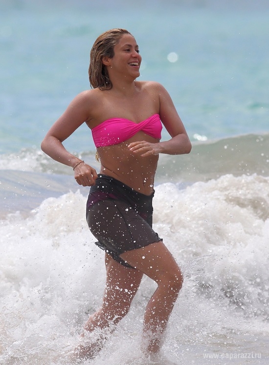 Шакира вышла в бикини на пляж на Гавайях
