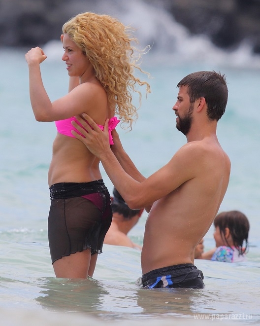 Шакира вышла в бикини на пляж на Гавайях
