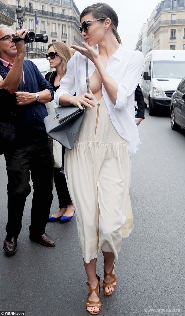 Миранда Керр сверкнула грудью на Неделе Моды в Париже