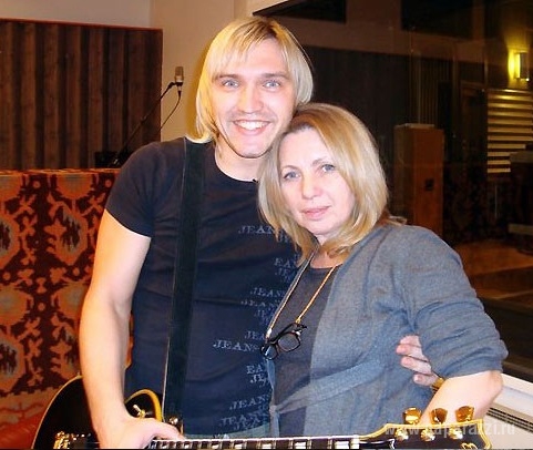 Участник проекта "Голос" Петр Елфимов бросил влюбленную Викторию Дайнеко ради своего продюсера