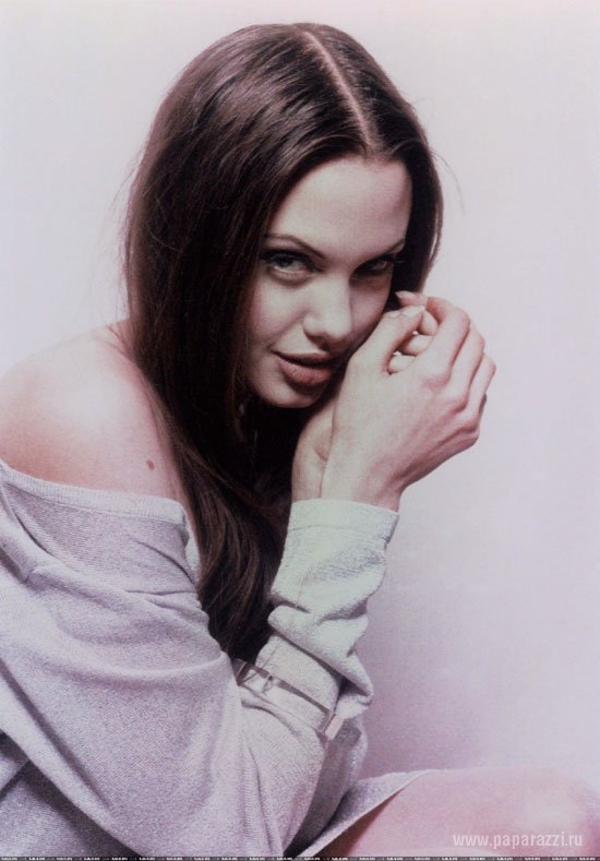 В сети появилась еще одна запрещенная фотосессия молодой Анджелины Джоли