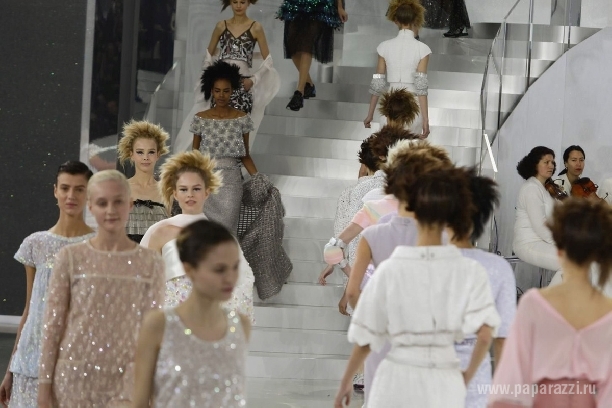  Карл Лагерфельд на Spring-Summer 2014 Haute Couture Chanel  от души повеселился