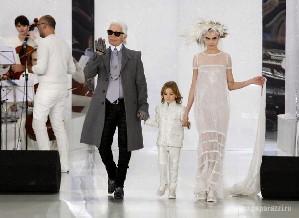  Карл Лагерфельд на Spring-Summer 2014 Haute Couture Chanel  от души повеселился