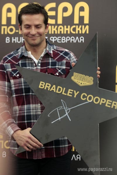 Украинская поклонница  Брэдли Купера привезла ему в Москву банку соленых огурцов