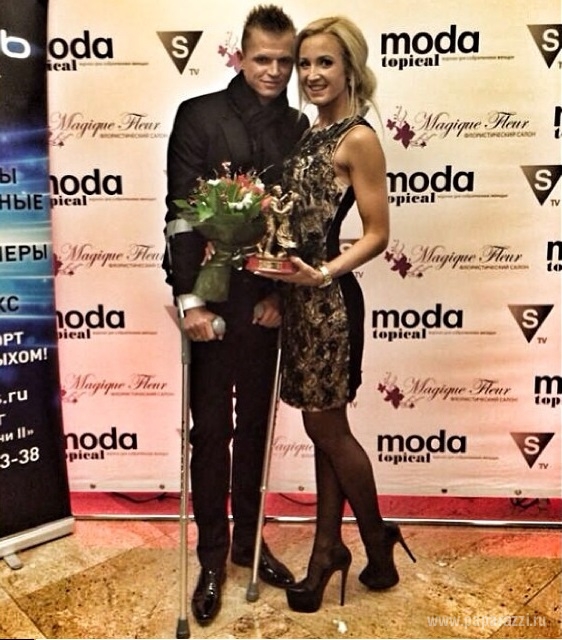 За премией "Пара года - 2013" Дмитрий Тарасов пришел на костылях