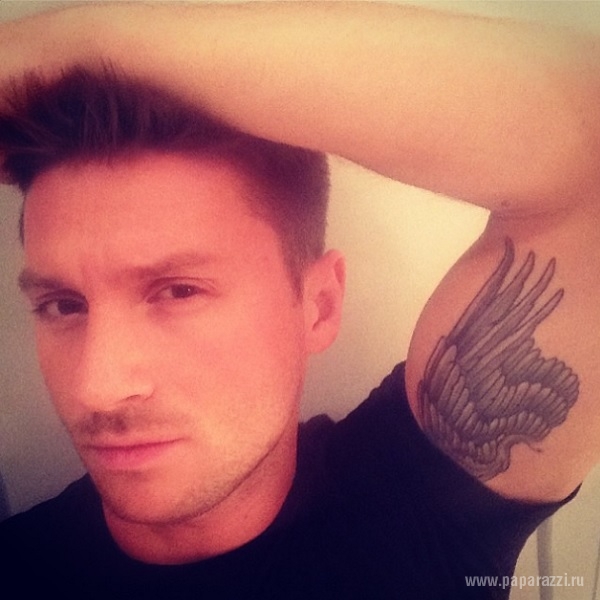 Сергей Лазарев решил, что он летчик, сделав себе татуировку.
