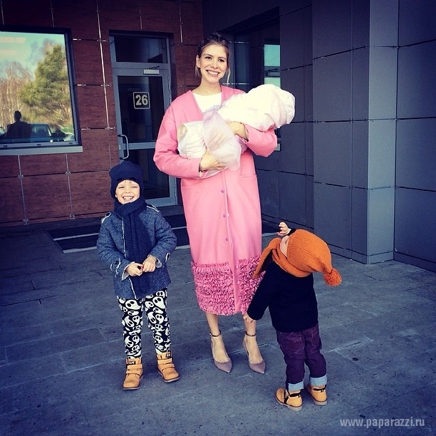 Елена Перминова выписалась с дочкой из роддома