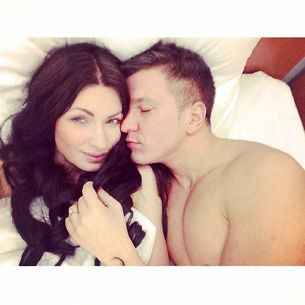 Евгения Гусева выложила пикантный снимок из постели с мужем