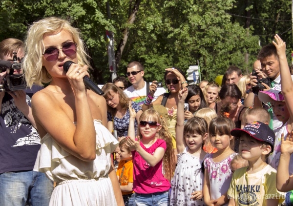 Полина Гагарина поведала детям о добре и зле Полина Гагарина поведала детям о добре и зле