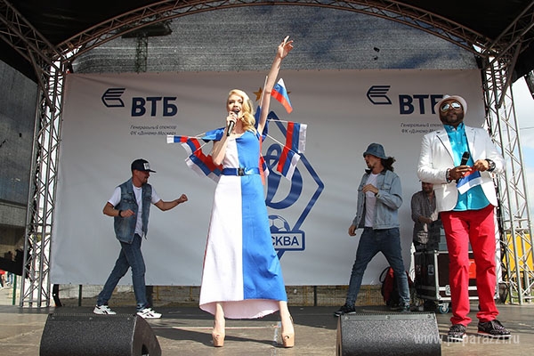 Ольга Данка представила наряд расцветки триколор на Дне Города в Москве