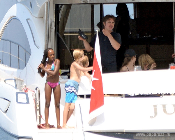 Анджелина Джоли и Брэд Питт отдыхают с детьми на яхте