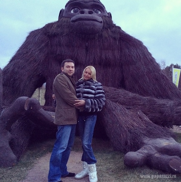Анастасия Волочкова вышла в свет с новым мужчиной