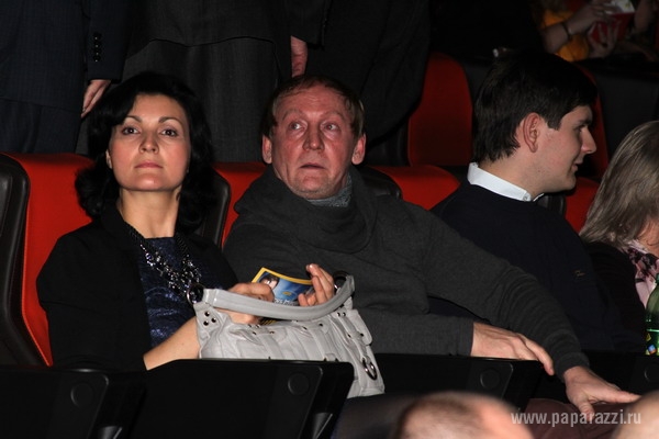 На премьеру фильма «День дурака» Алексей Воробьев пришел с подружкой, а Агния Дитковските с мамой