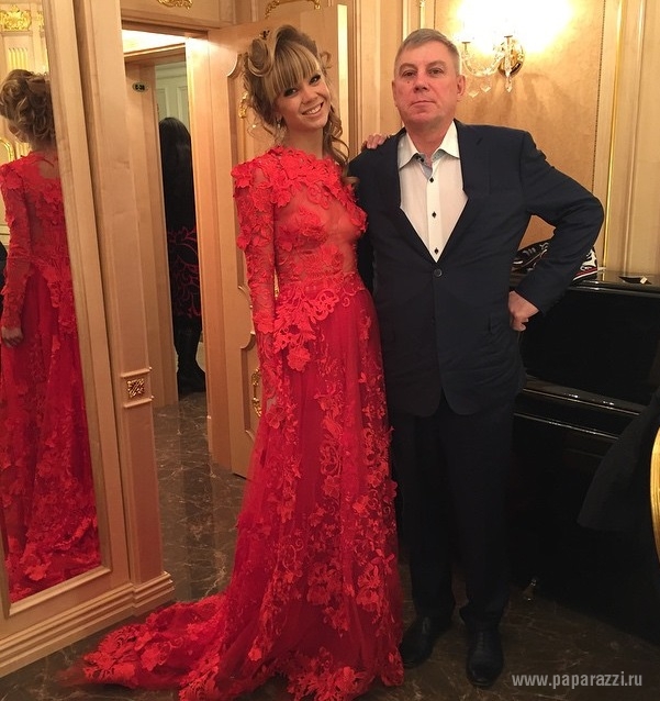 На церемонию премии «Золотой граммофон» Нюша, Слава и Алла Михеева надели похожие платья