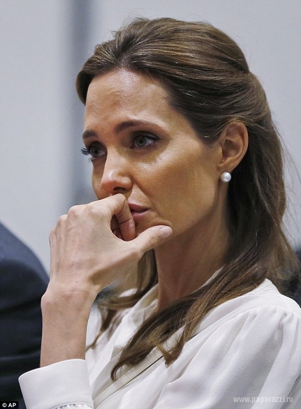 Анджелина Джоли попала в серьезную аварию, после взрыва, влетев в ограждение