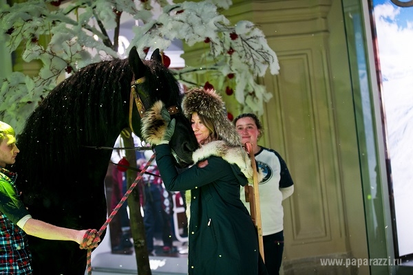 Ксения Собчак поцеловала лошадь