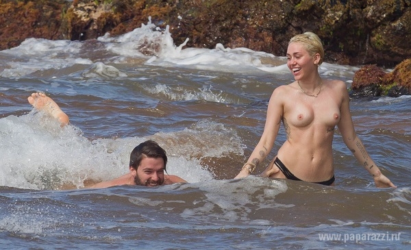 Папарацци сделали несколько отличных фото, купающейся топлесс Майли Сайрус 