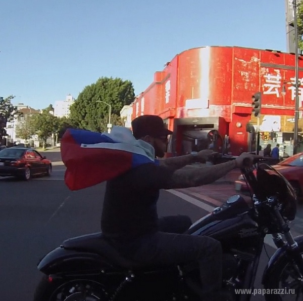 Тимати с российским флагом прокатился по голливудскому бульвару