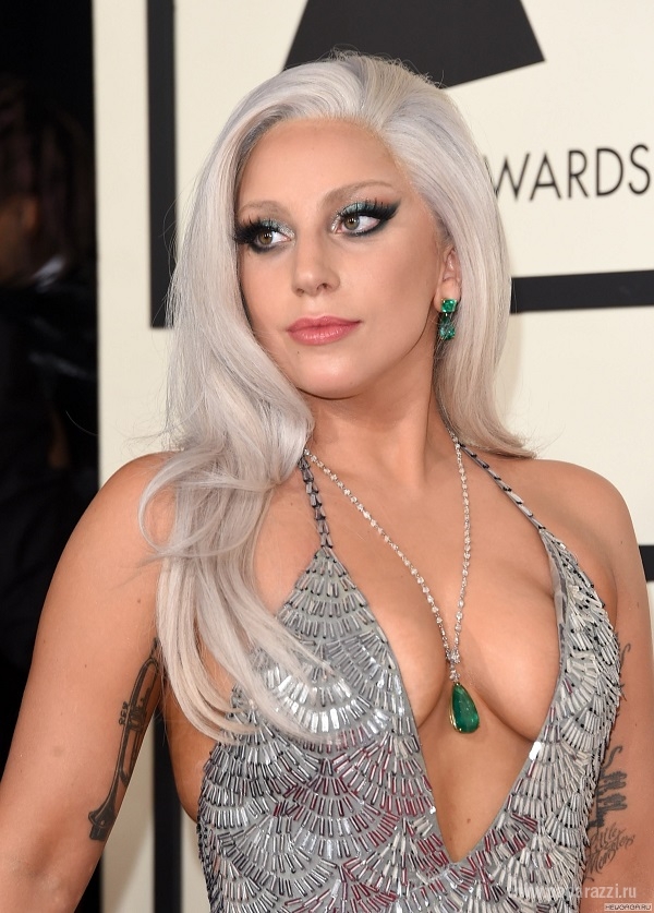 Леди Гага пришла за очередной победой на Grammy Awards  в платье с роскошным декольте