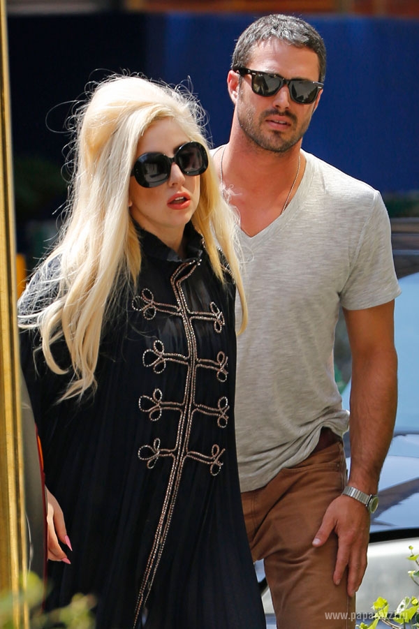 Леди Гага разместила фотографию кольца