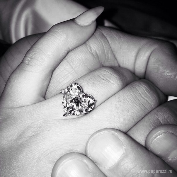 Леди Гага разместила фотографию кольца