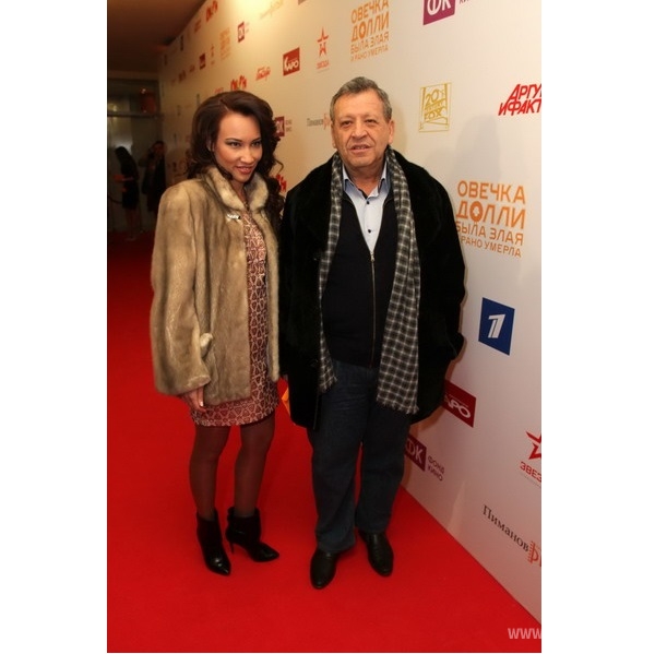 Анна Шульгина пришла на кинопремьеру с молодым человеком, а Борис Грачевский с новой молодой подружкой