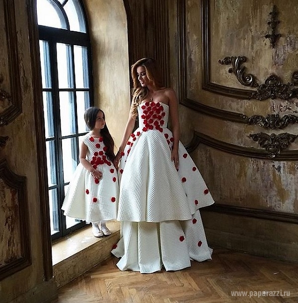 Виктория Дайнеко и Ксения Бородина примерили свадебные платья