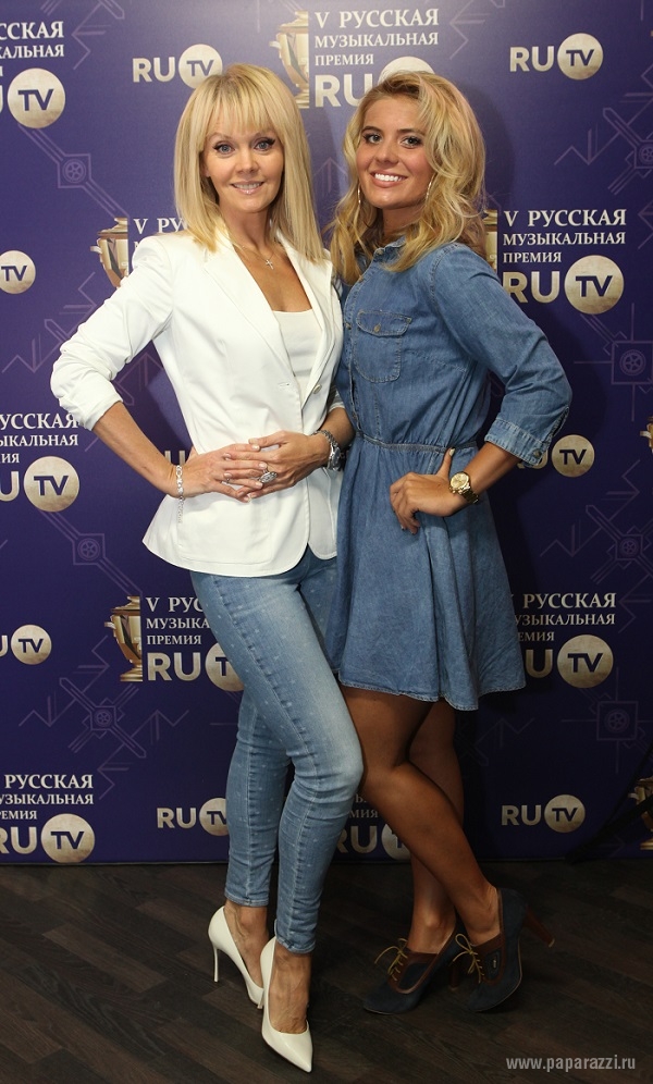 Валерия с дочкой Анной Шульгиной дали возможность полюбоваться своими ножками
