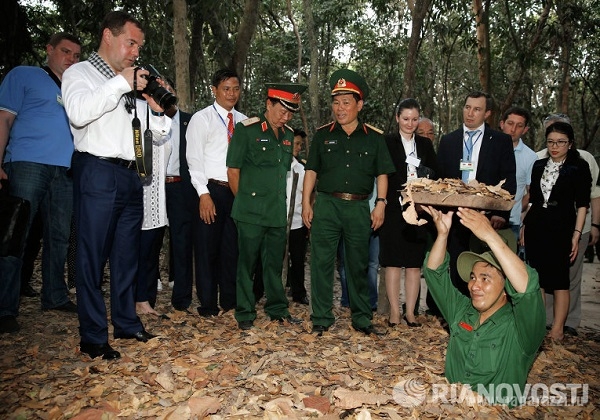 Небывалый ажиотаж вызвала рубашка Дмитрия Медведева в поездке во Вьетнам
