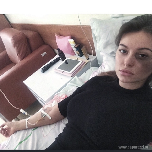 Избитая певица Анна Каллучи отдыхает у бассейна и выкладывает пикантные фотографии