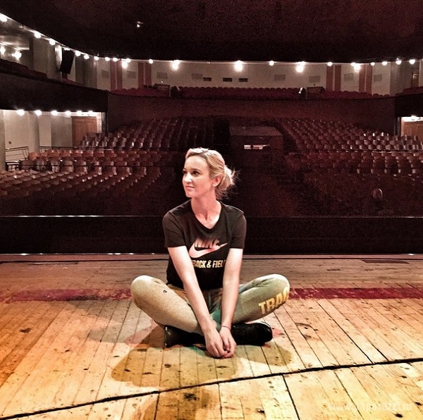 После падения в театральную оркестровую яму, Ольга Бузова призналась, что боится сцены
