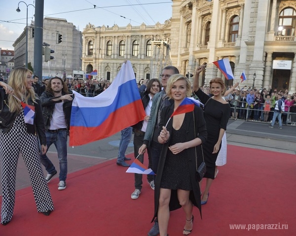 Для «красной дорожки» открытия конкурса  «Евровидение» Полина Гагарина выбрала платье с глубоким декольте