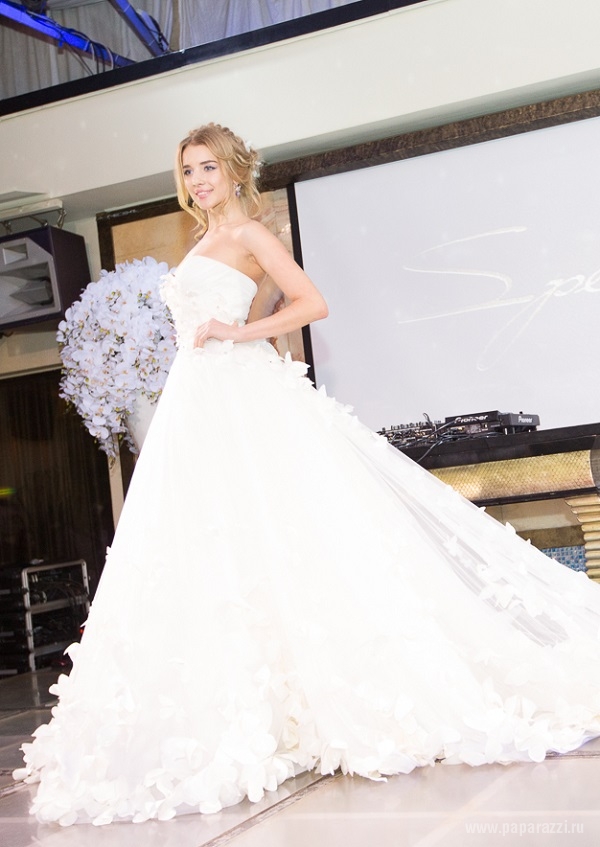 Анастасия Михайлюта появилась на премии «Topical Style Awards» в белом платье