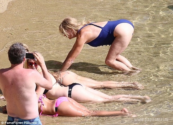 Голди Хоун с дочерью Кейт Хадсон устроили фотосессию на пляже в Греции