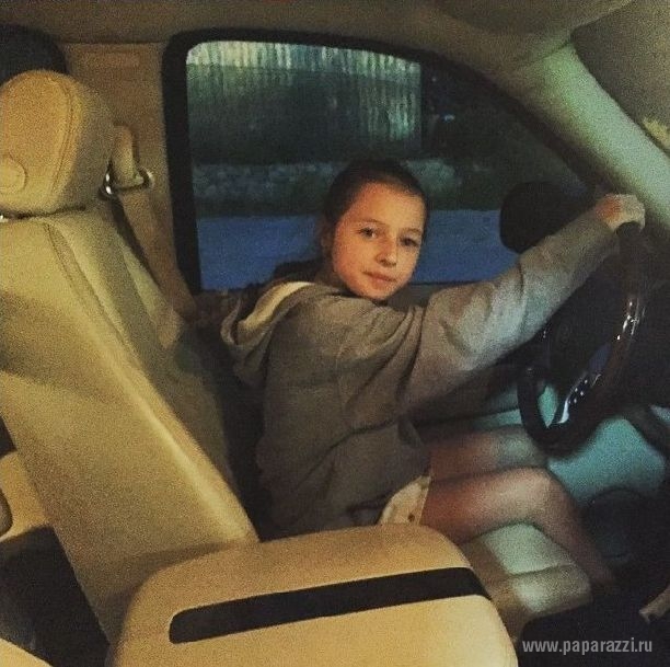 Анастасия Волочкова посадила за руль свою 9-летнюю дочь