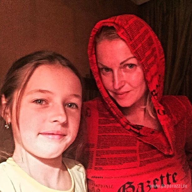 Татьяна Навка взяла пример с Анастасии Волочковой и показала фото с дочкой, в бане