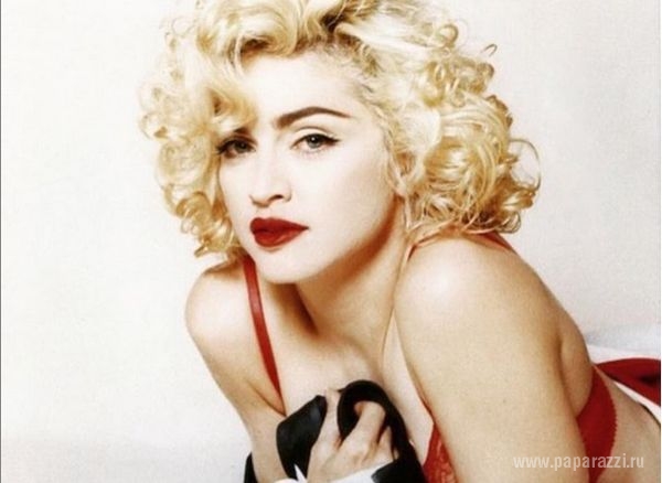 Певица Мадонна заставила темнокожих детей массировать ее ноги