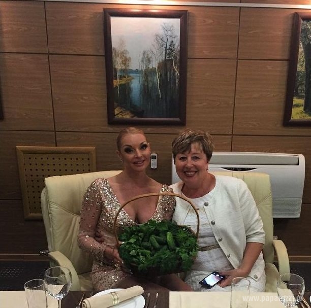 После концерта в Одинцово Анастасия Волочкова получила в подарок корзину огурцов