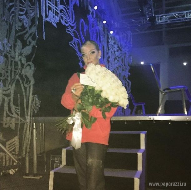 После концерта в Одинцово Анастасия Волочкова получила в подарок корзину огурцов