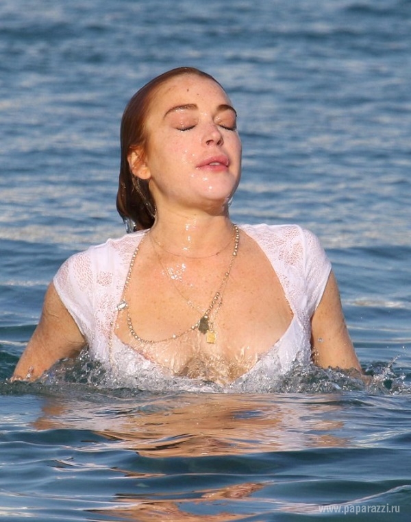 Линдси Лохан ужаснула своим внешним видом в купальнике