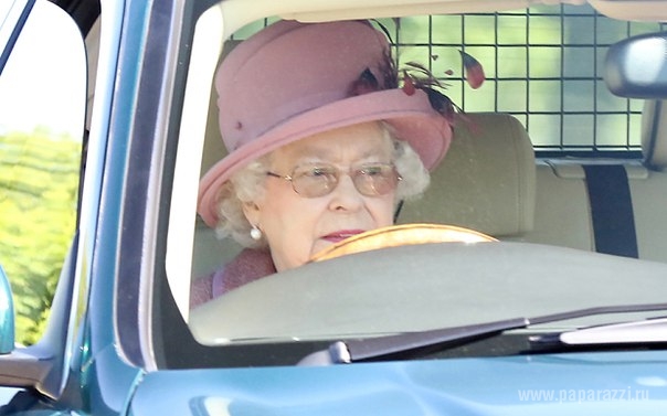 Королева Великобритании Елизавета II выехала на тротуар, чтобы не задавить прохожего