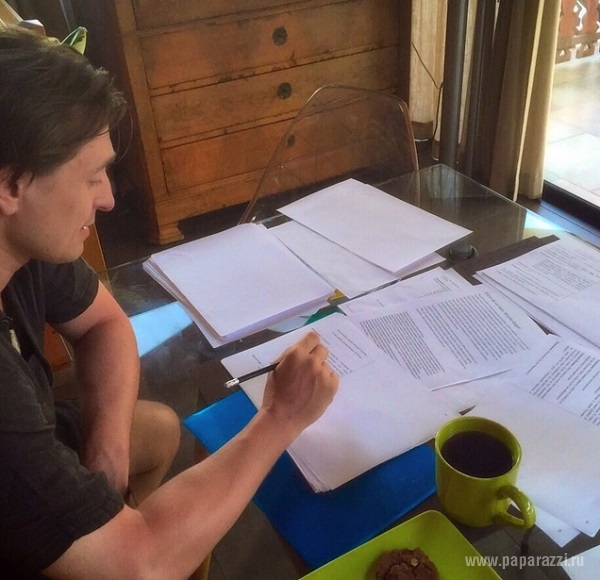 Сергей Безруков уехал в отпуск без жены, но не один Сергей Безруков уехал в отпуск без жены, но не один