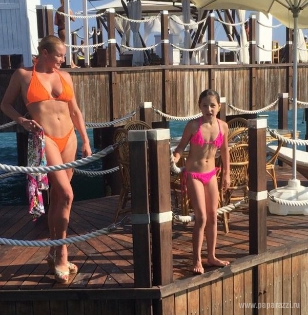 Анастасия Волочкова вновь поделилась фотографией в откровенных стрингах и рассказала, что поддерживает стройную фигуру с помощью яркого секса