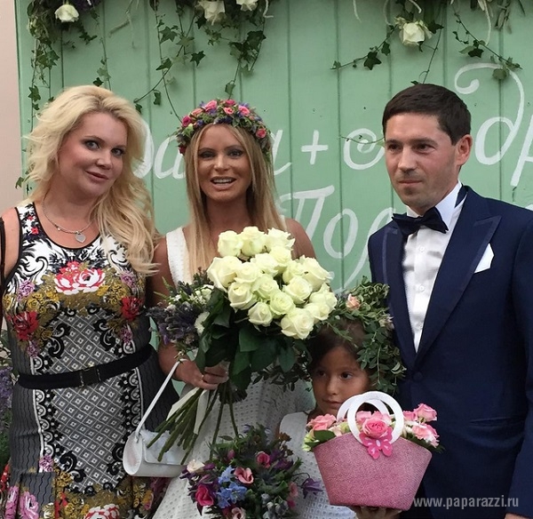 На своей свадьбе Дана Борисова украсила голову венком из живых цветов