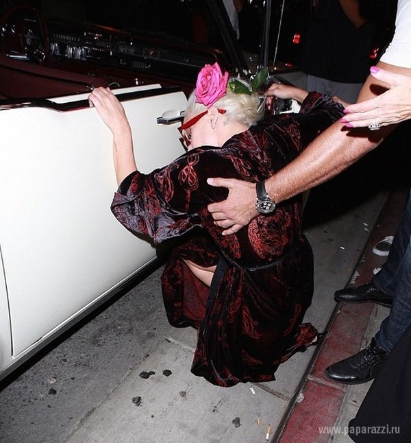 Нетрезвая Леди Гага вышла из ресторана в халате и упала на свой автомобиль