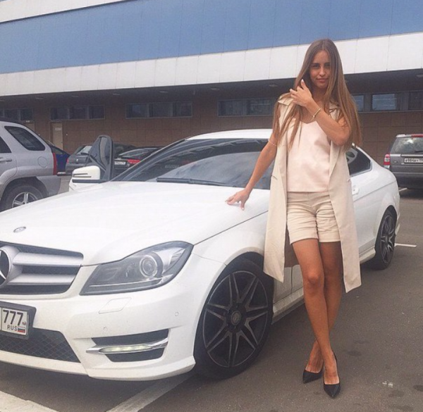 Анастасия Киушкина ушла с телепроекта Дом-2 за периметр и спала в своей машине