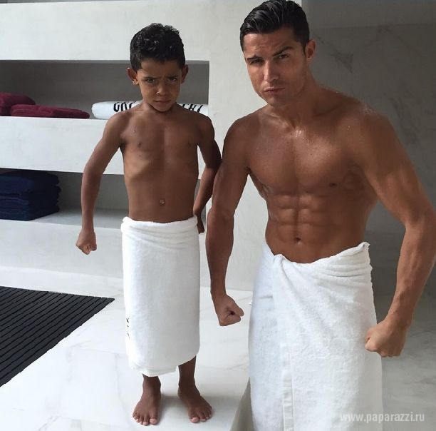Обмотанный полотенцем Криштиану Роналду выложил снимок из ванной с сыном