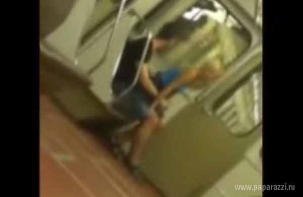 Видео дня: молодая парочка занялась сексом в вагоне метро