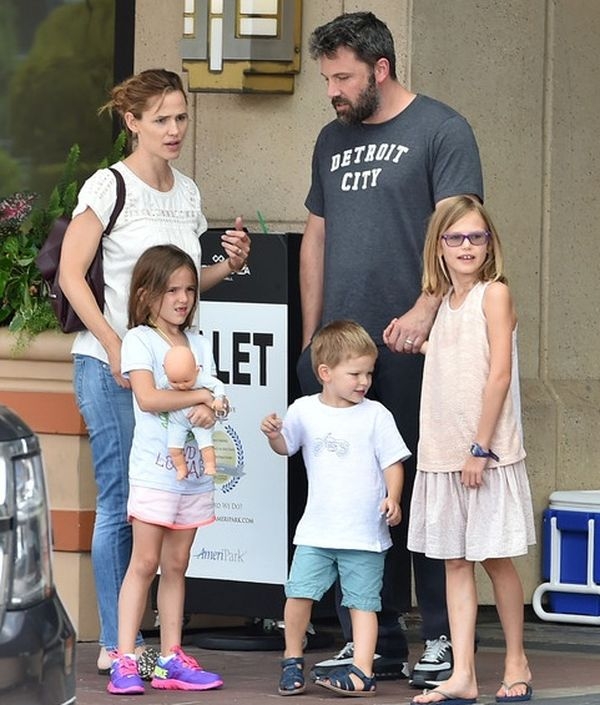 Несмотря на решение развестись, Бен Аффлек отпраздновал свой 43-й день рождения в компании Дженнифер Гарнер и детей